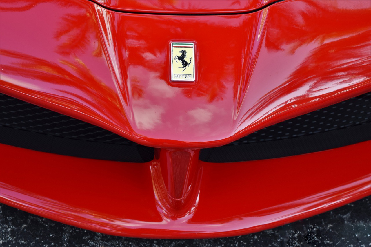 红色法拉利laferrari