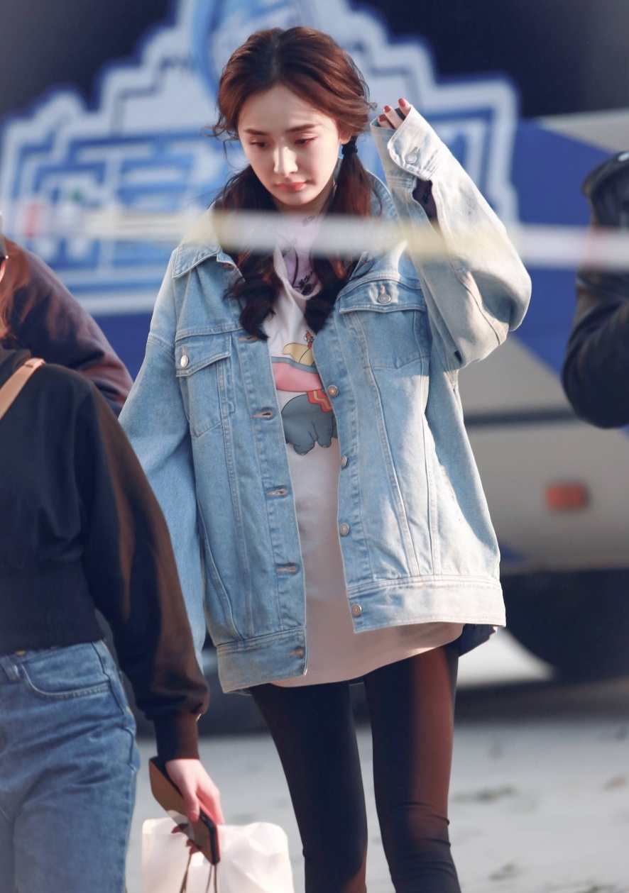 杨幂,蓬松的双马尾,宽松的牛仔衣,宛如邻家女孩一般