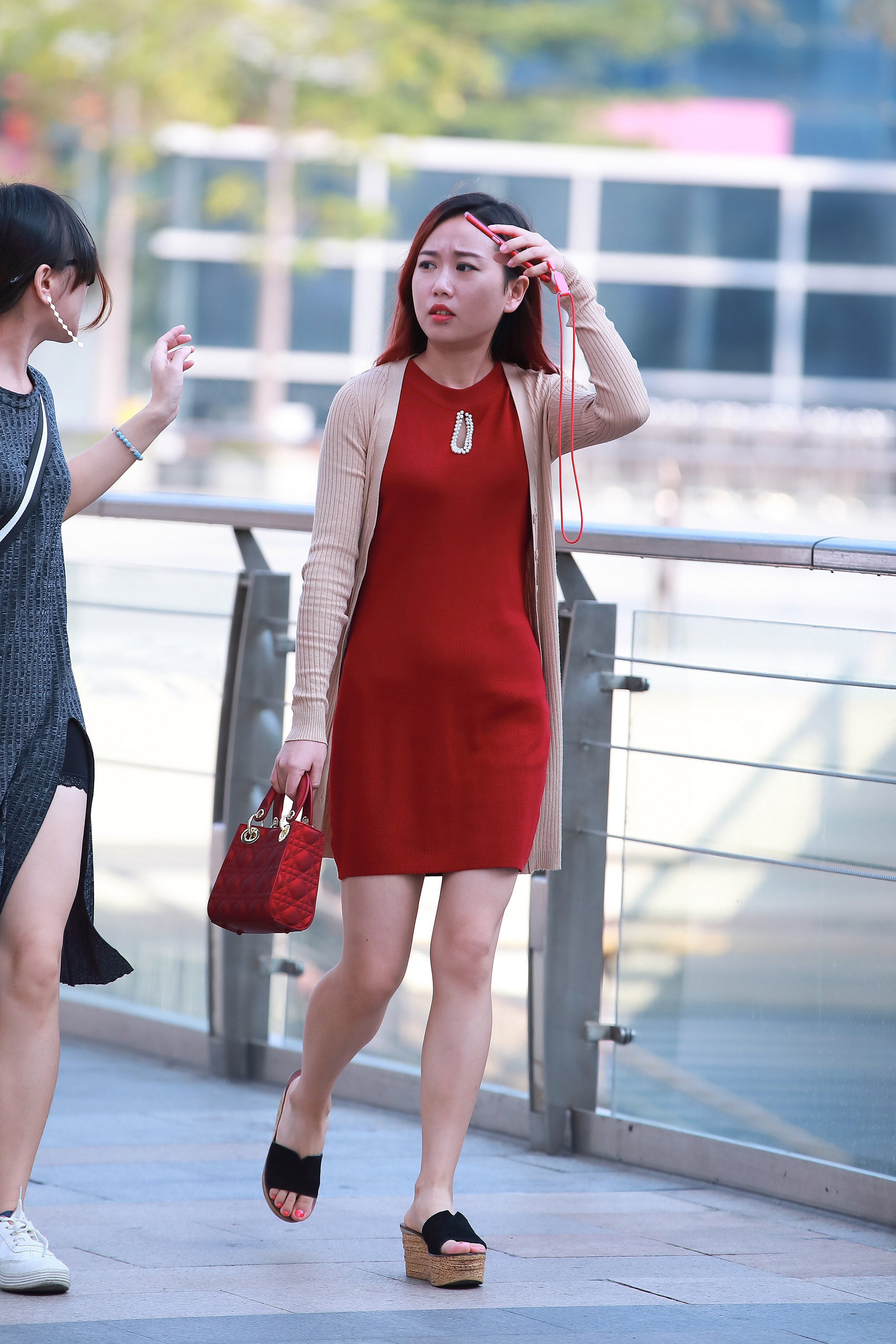 街拍:穿红色连衣裙的小姐姐,身材完美,性感又火辣