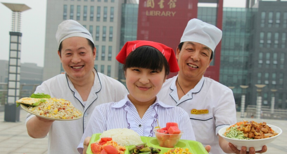 嫌大学食堂大妈打的肉太少?学姐悄悄告诉你如何抓住大妈的"心"
