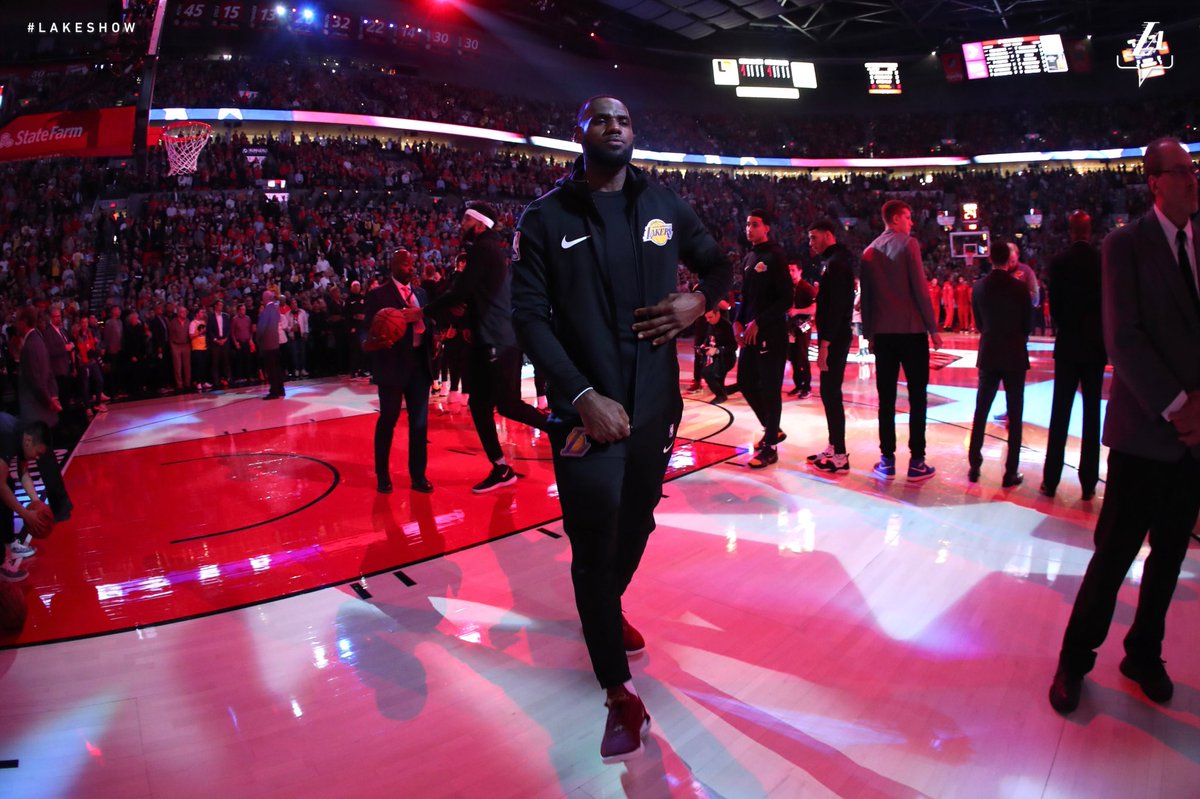 詹姆斯湖人首秀,进场瞬间依然霸气,队友列队欢迎!