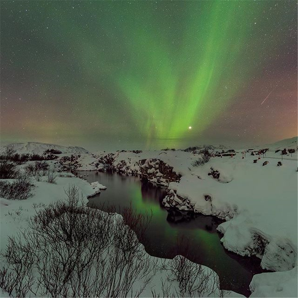 北极光是出现于星球北极的高磁纬地区上空的一种绚丽多彩的发光现象