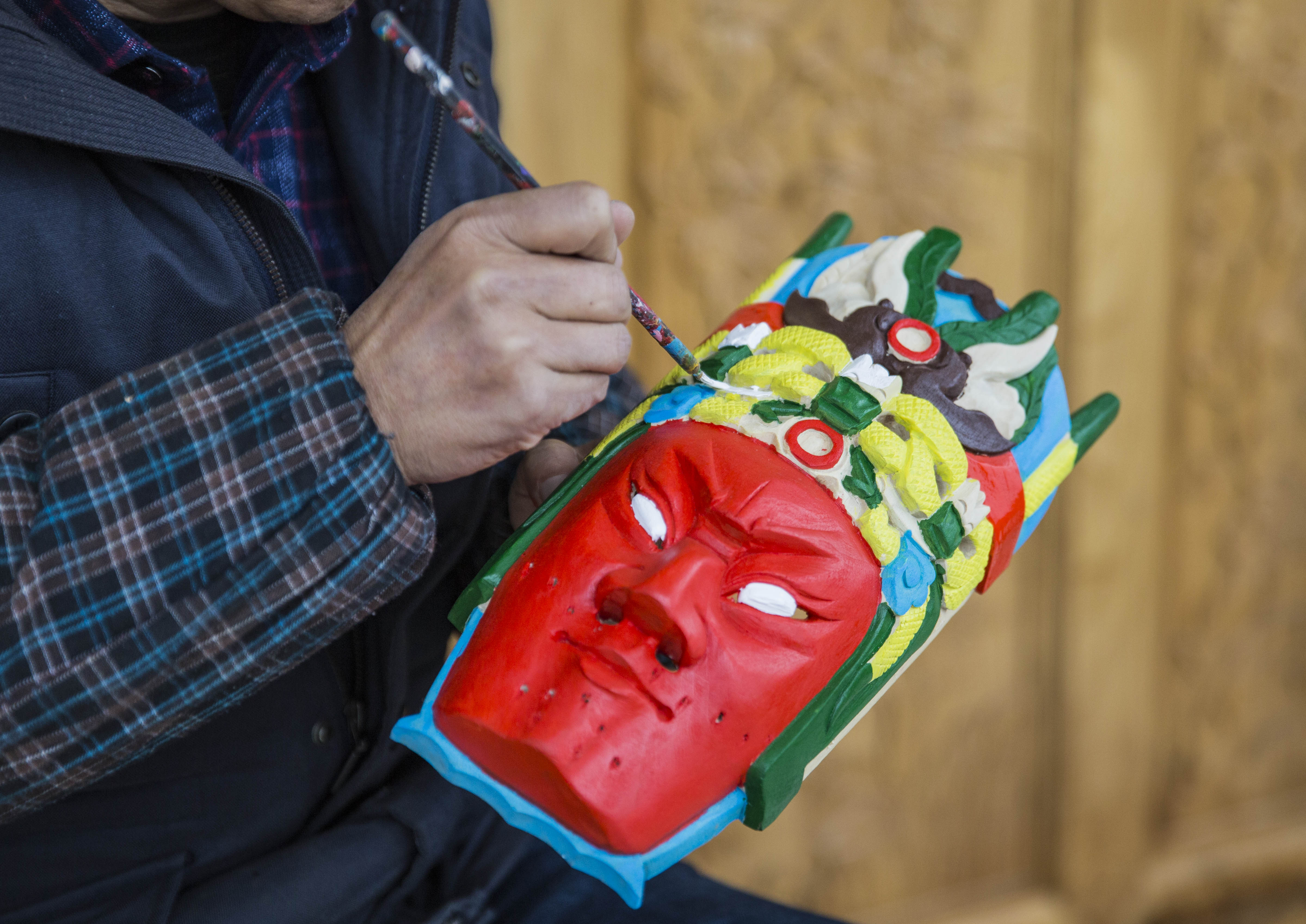 (社会)(5)贵州安顺:精雕细琢的地戏面具