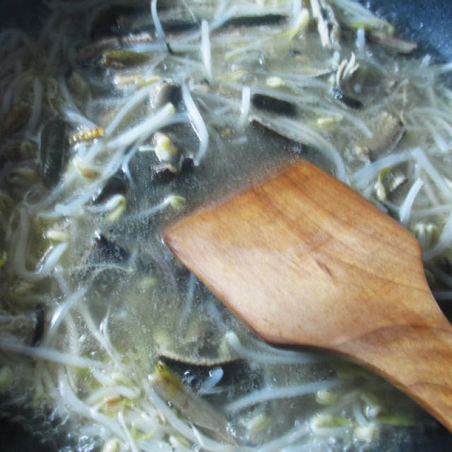 韭菜绿豆芽鳝丝羹,没有腥味,吃一口满嘴香