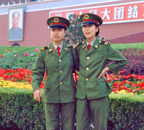 图为90年代在天安门广场前拍照的解放军女兵,有一种天然美.