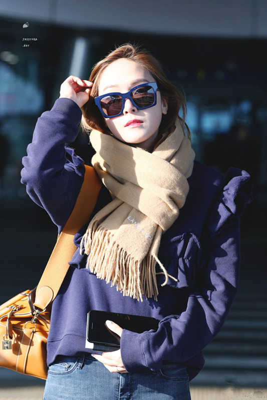 郑秀妍现身机场,身穿藏青色卫衣,下穿蓝色紧身牛仔裤,围驼色流苏围巾.