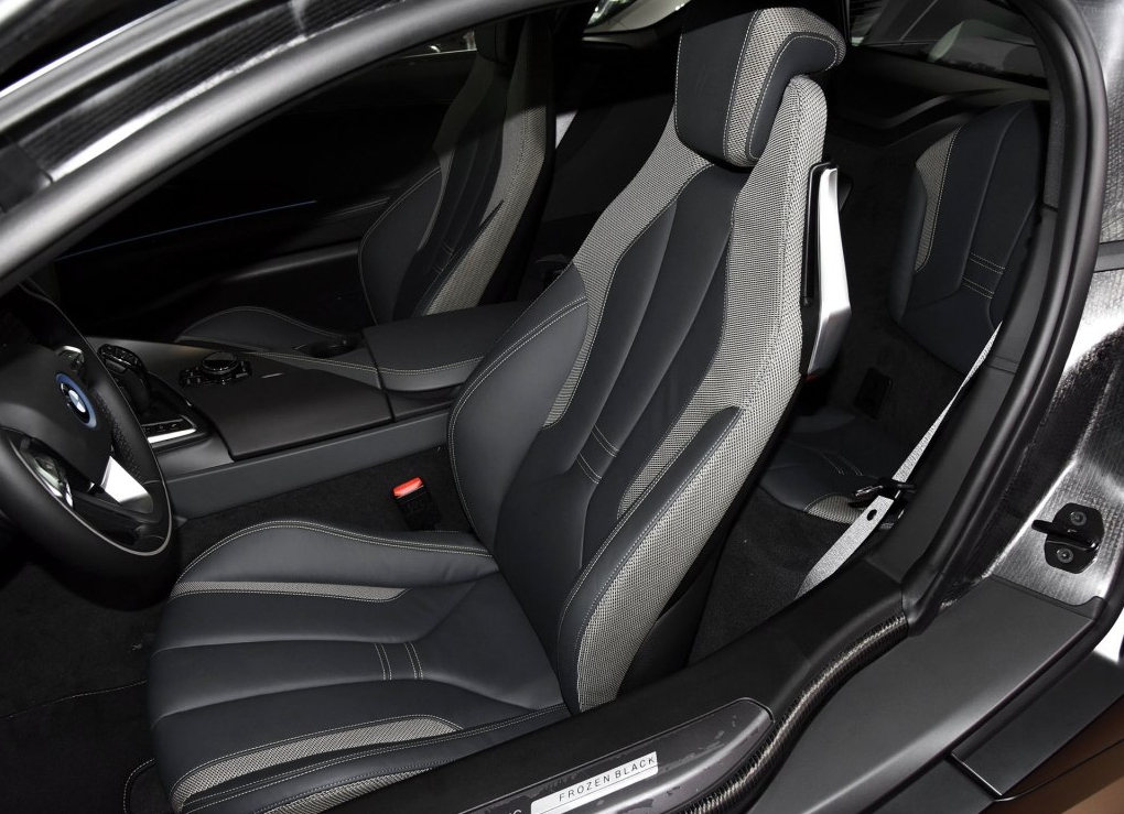 宝马i8:空间设计的非常合理,简单一个字来描述的话就是"大",同级别中