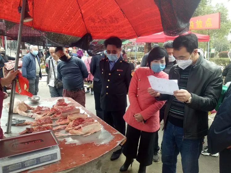 卢碧兰带队检查城区农贸市场活禽交易检疫情况