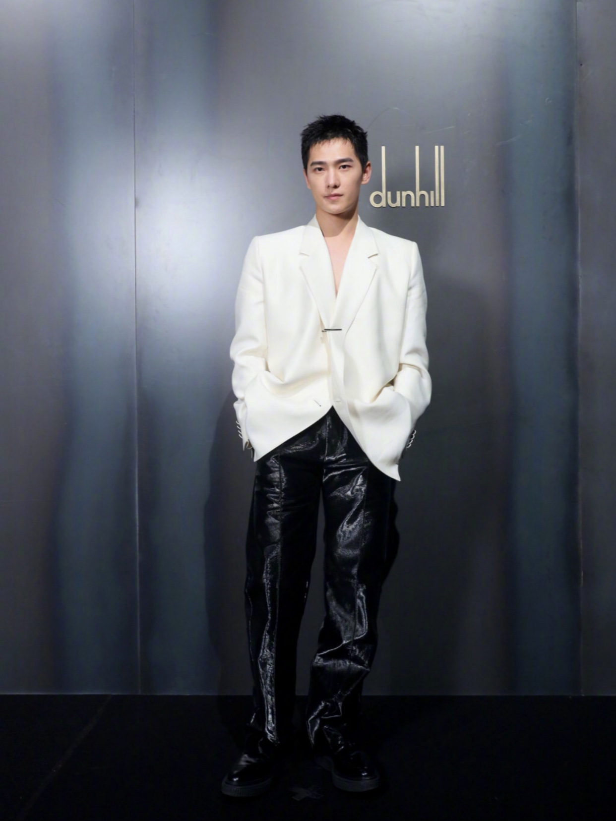 杨洋现身时装周看秀,穿白色真空西装,罕见演绎禁欲诱惑!