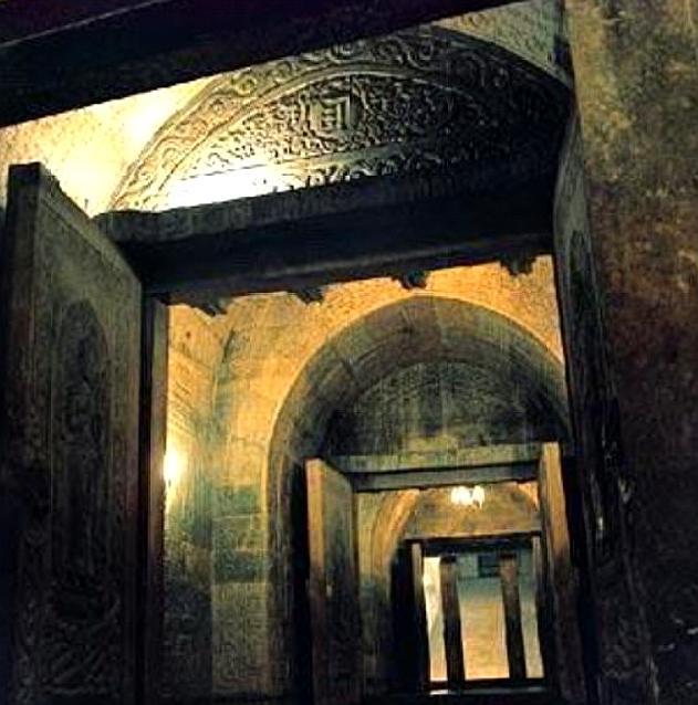 龙凤地宫位于六盘水市水城钢铁公司的西部,是一座非常独特的地下公园.