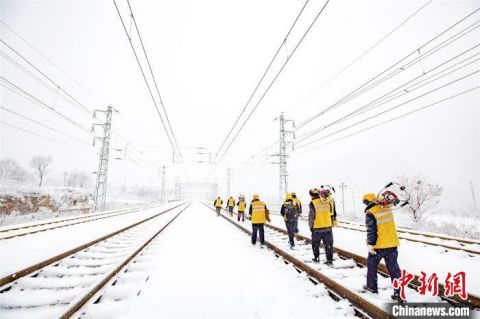 瓦日铁路万吨重载列车:两年运货11000万吨