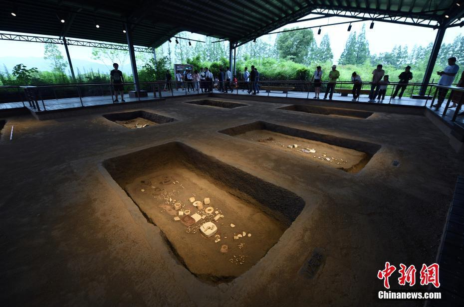 7月10日,游客参观莫角山遗址.