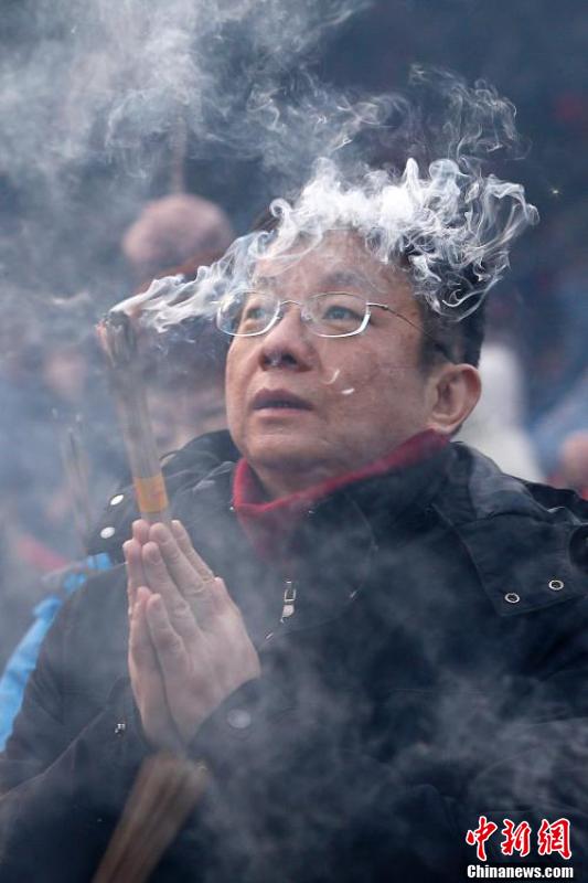 大批市民赶在新年烧头柱香祈福.中新社记者  韩海丹 摄