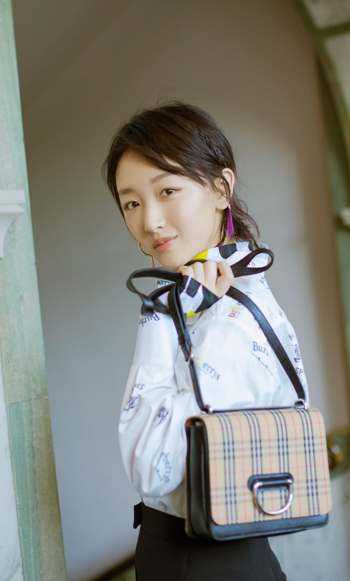 周冬雨的这组照片厉害了,27岁的她满满的16岁少女既视感!