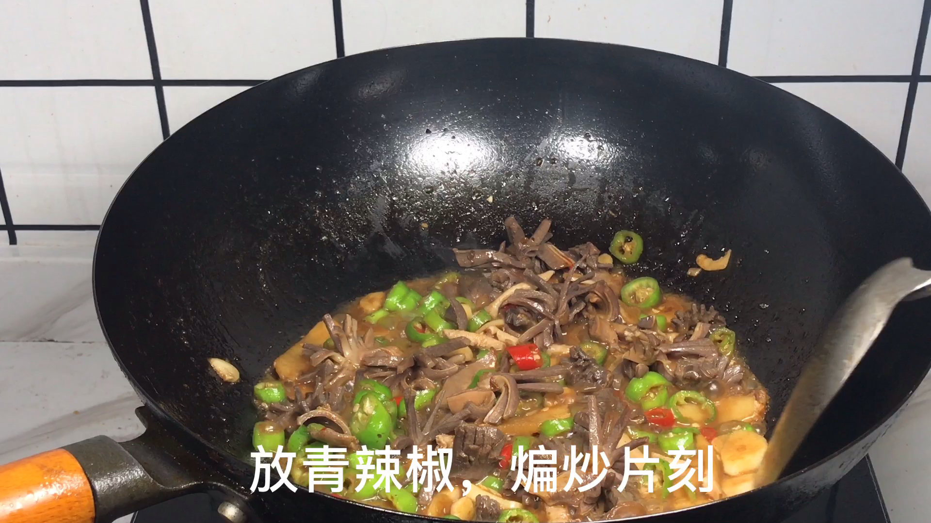 打工妹在家做好吃的,家常菜:辣炒鸭胗,辣得眼泪直流
