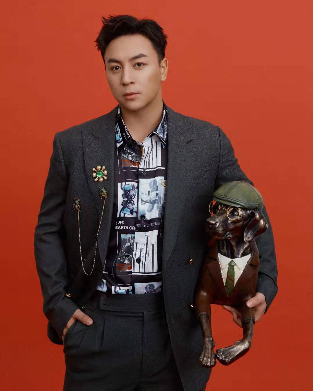 释小龙深色西装搭配,尽显硬汉风!