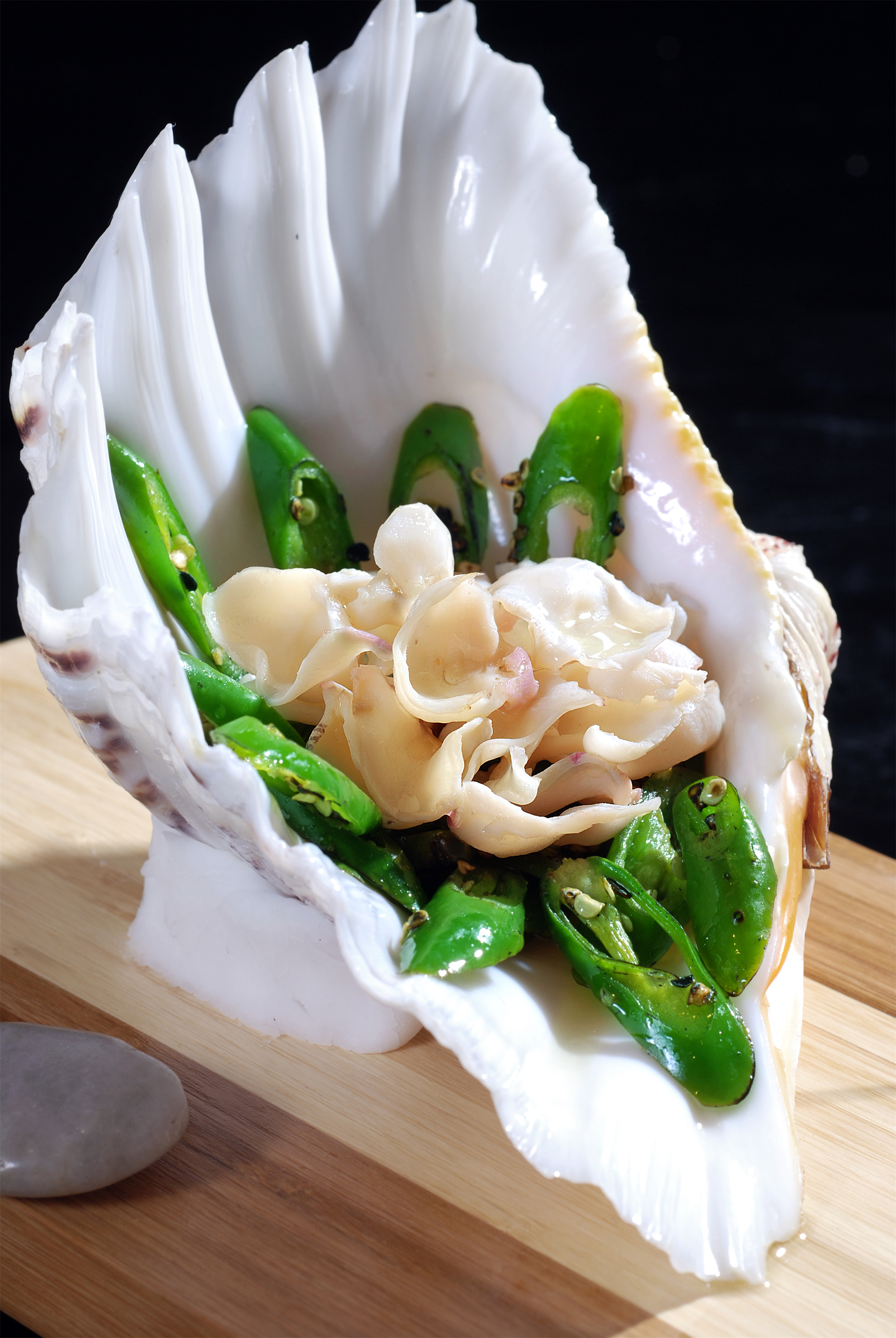 烧椒螺片:用青色的辣椒片来烧螺片,味道鲜美,油而不腻