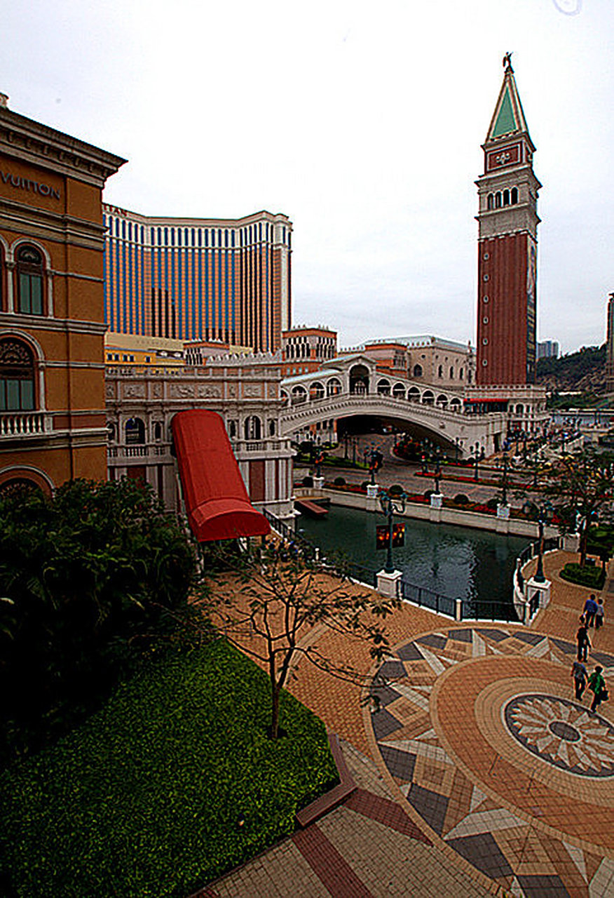 佛山佛罗伦萨小镇是广东省佛山市南海区的一个集购物,美食,休闲观光为