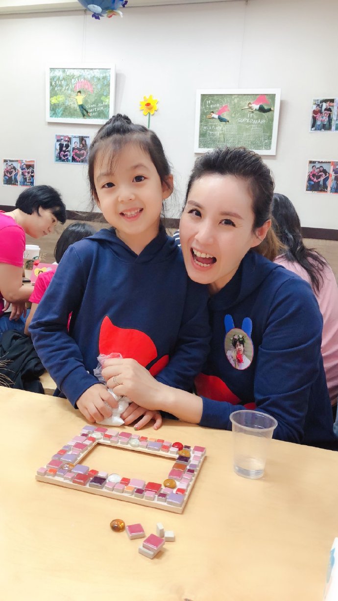 刘畊宏带三个孩子去玩,兄妹合影像是三个女孩,小泡芙长高了