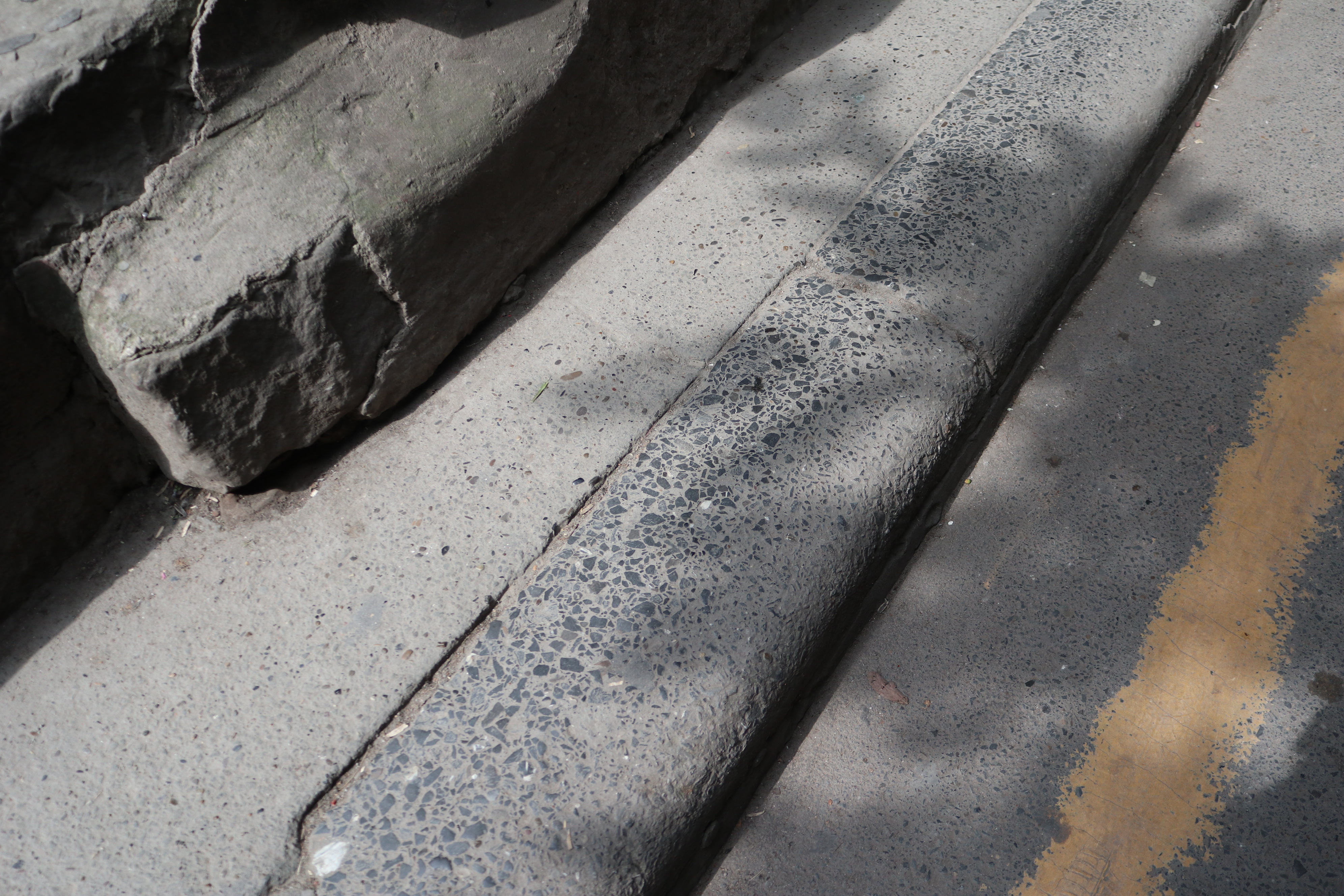 40厘米"史上最窄人行道"让居民苦不堪言 只能单人单向行走