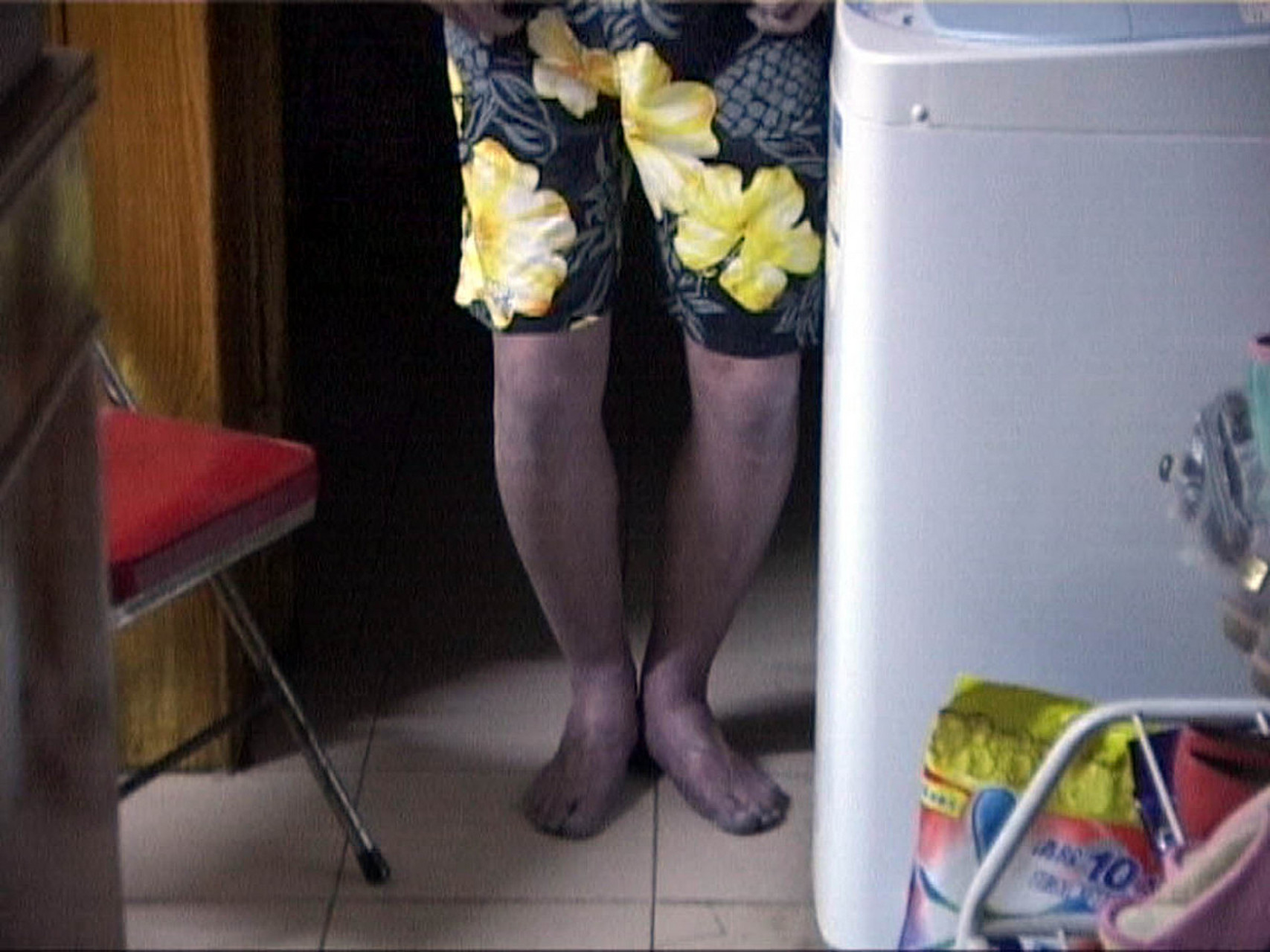 网曝一男子穿女装丝袜进女生宿舍 4月6日,江西抚州.