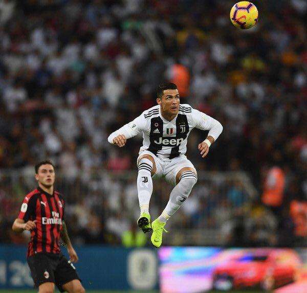 挑战c罗!球迷街头感受超巨惊人弹跳,感慨还是你罗蹦得高!