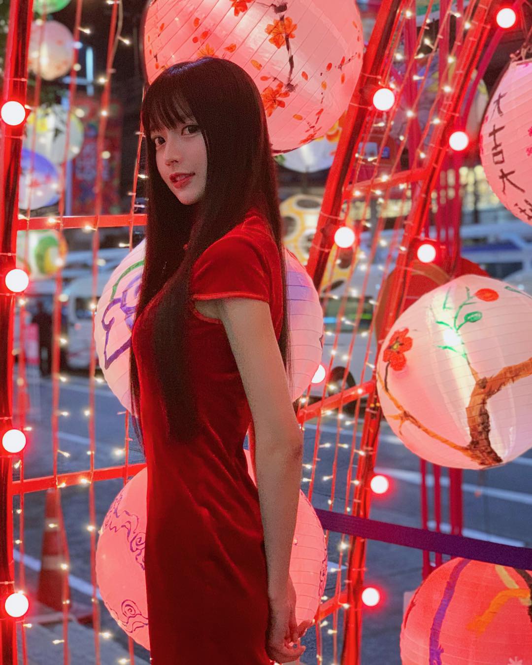 叶子淇新年写真曝光 展现纸片腰