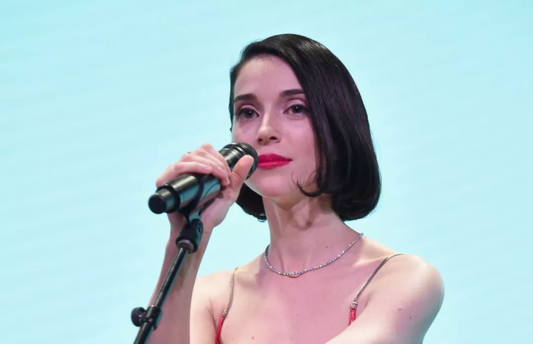 一个人就是一支乐队,走进一位诗人摇滚歌手st. vincent