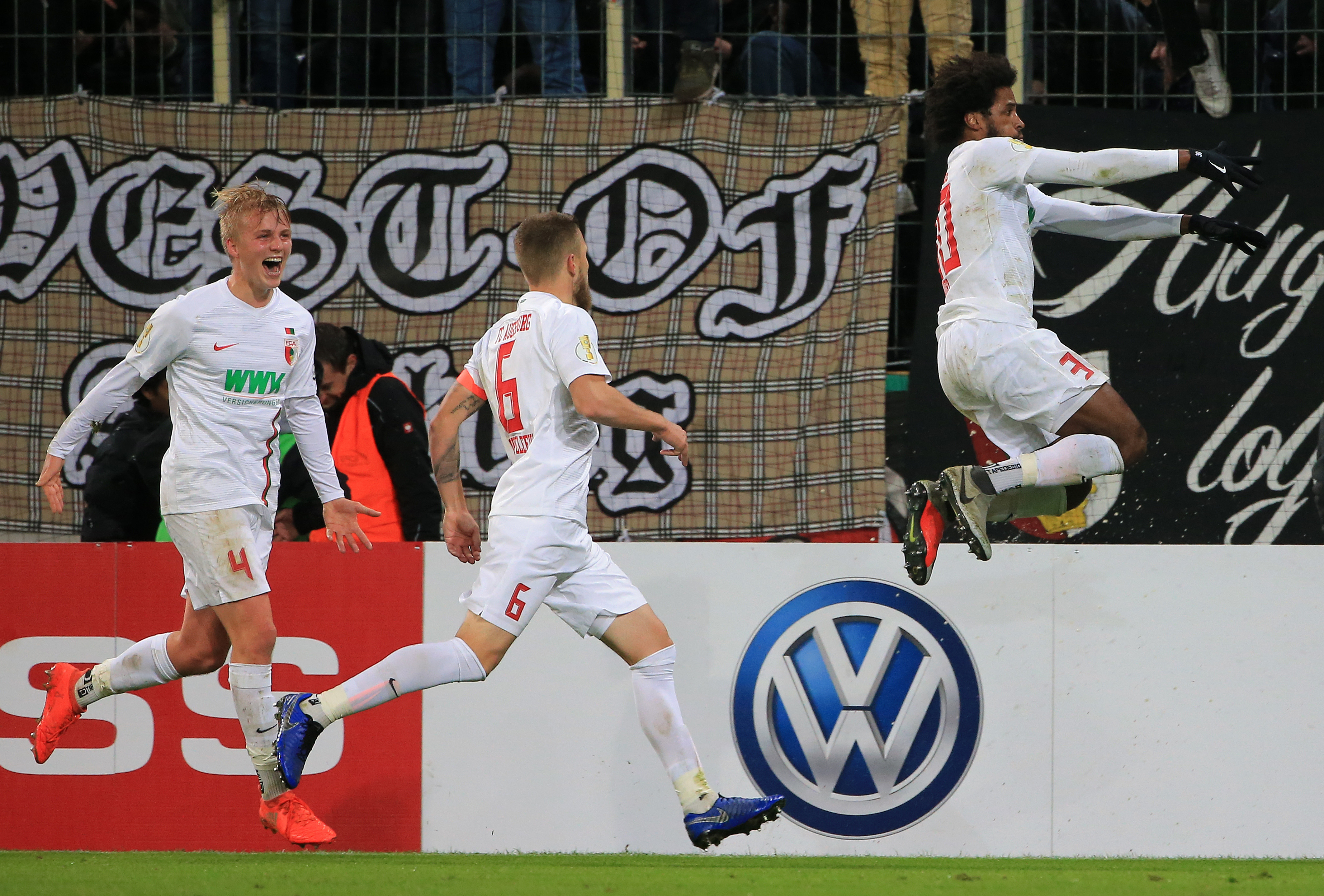 足球——德国杯:奥格斯堡胜美因茨