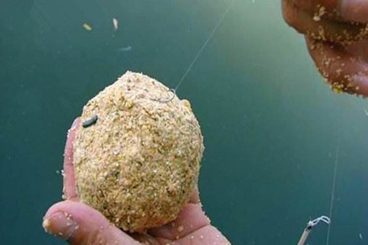 这款自制鲫鱼饵料 大鲫鱼一钓一个准