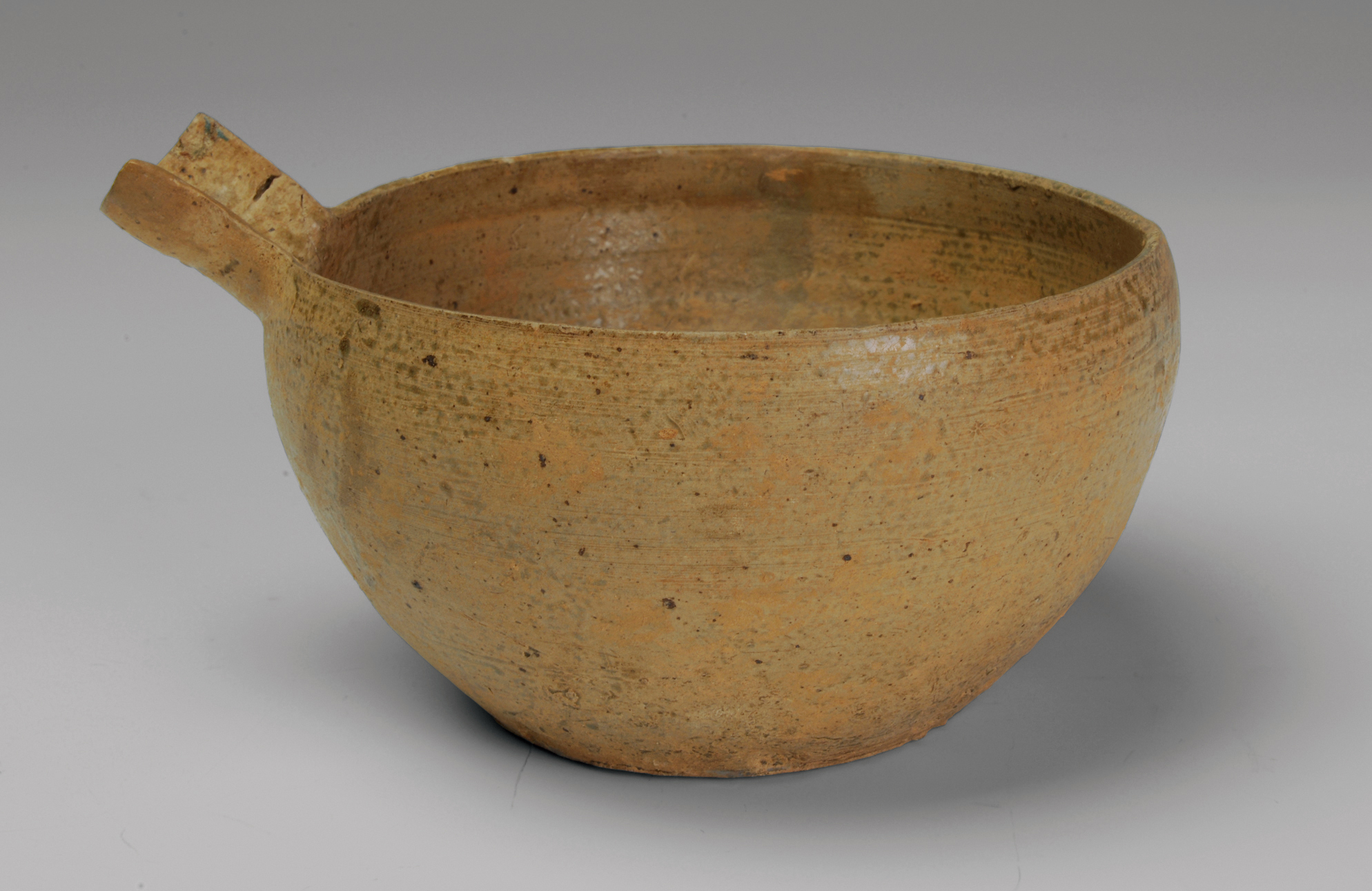 图6 战国原始青瓷 春秋末至战国早期,越国灭吴后一时称霸中原,勾践将