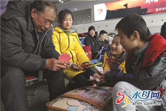 sos儿童村三姐弟回菏泽过年 家乡亲人感谢烟台好人