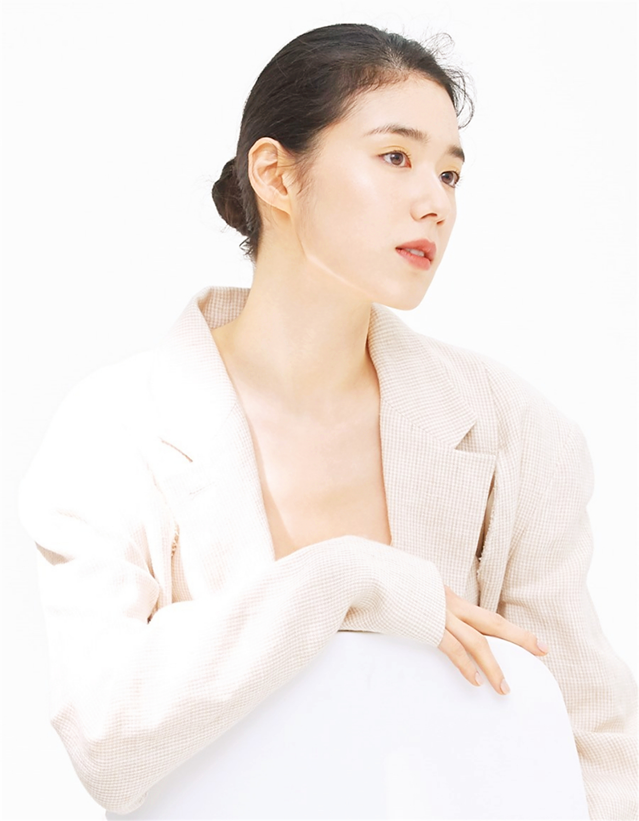 郑恩彩彩登《beauty 》3月刊封面,气质清冷,让人过目不忘