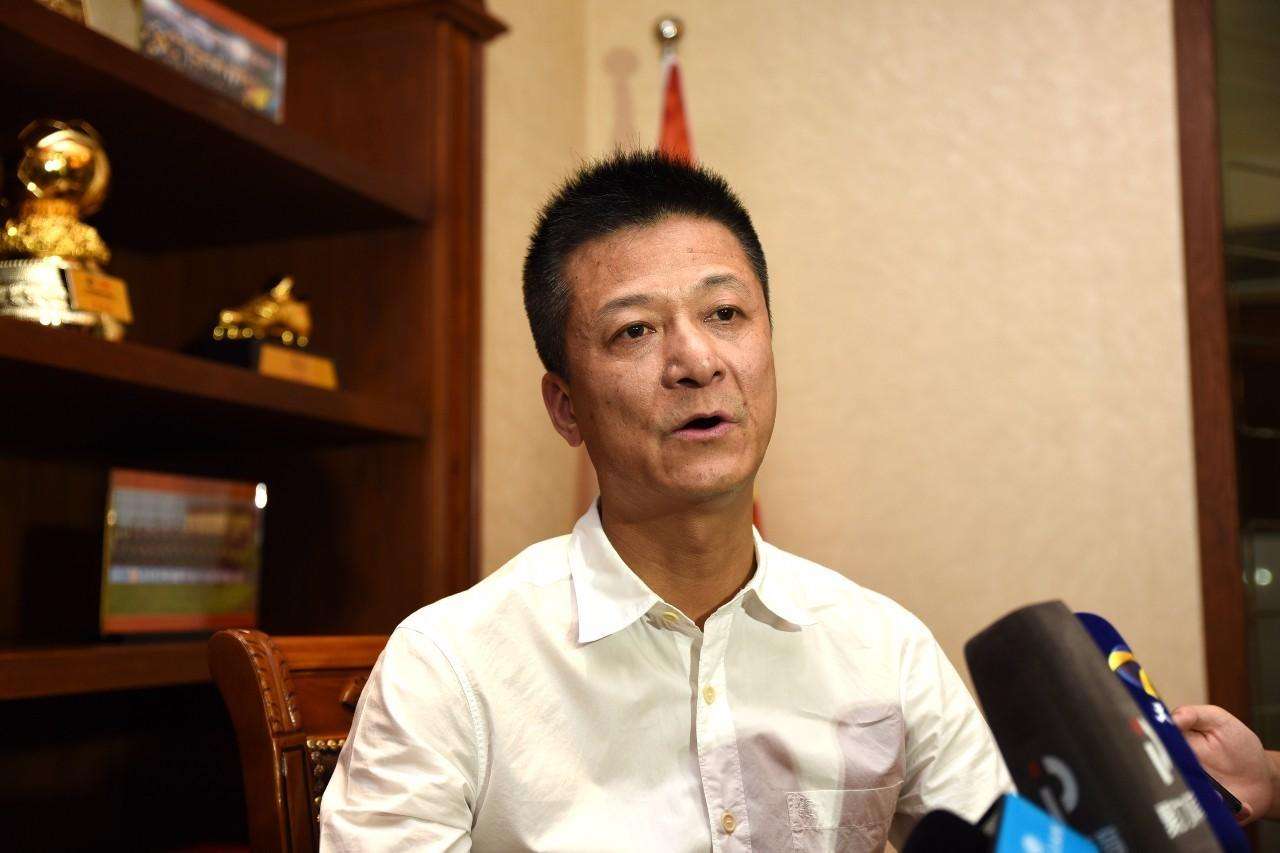 据多方媒体报道,天津权健俱乐部投资人束某某已经依法被刑拘,权健