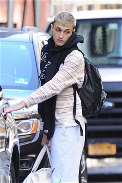 纽约,吉吉家小弟安瓦尔·哈迪德 (anwar hadid) 独自现身街头