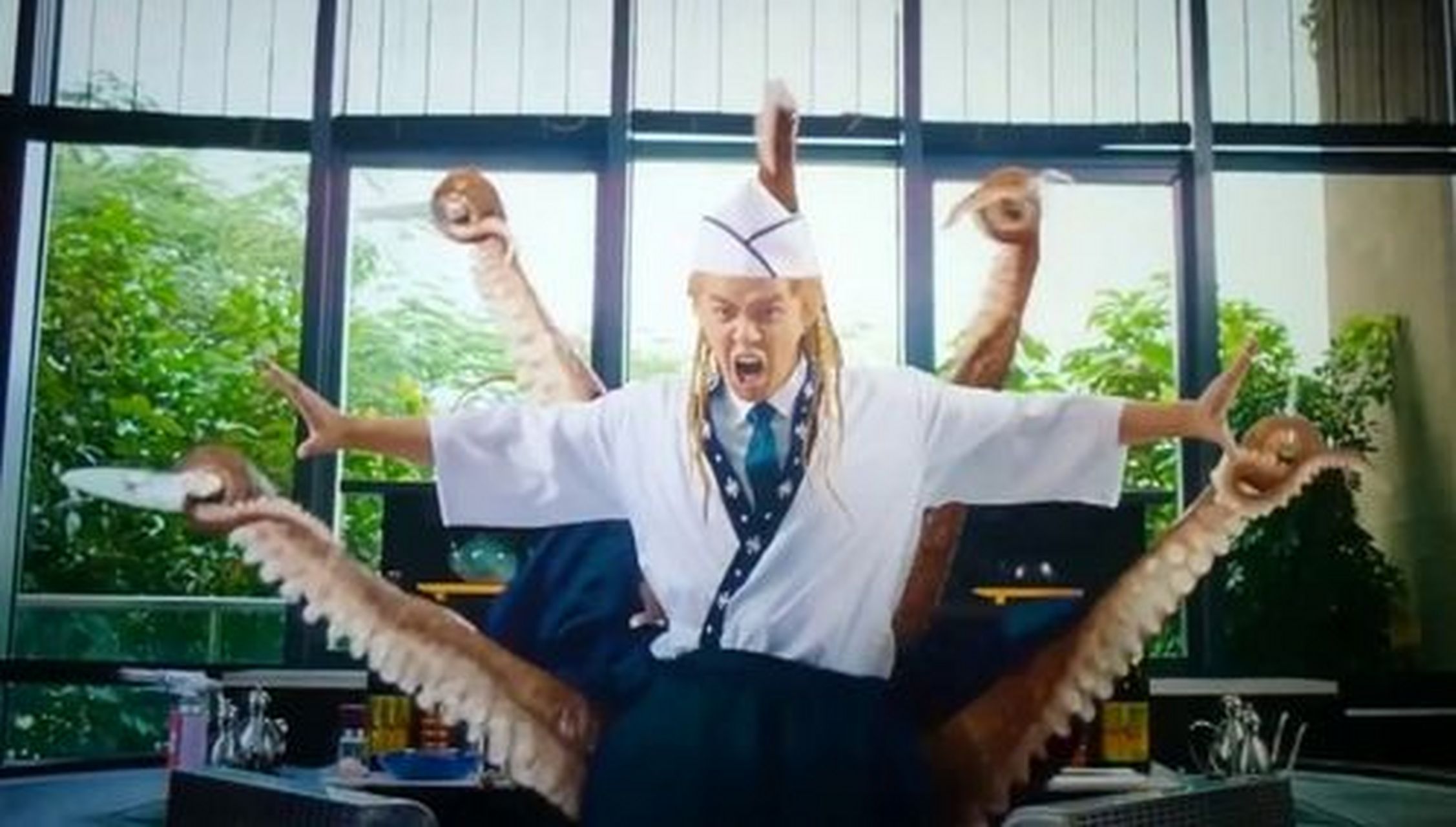 万物皆可云#在电影《美人鱼》的海报上,罗志祥头顶着章鱼的形象十分