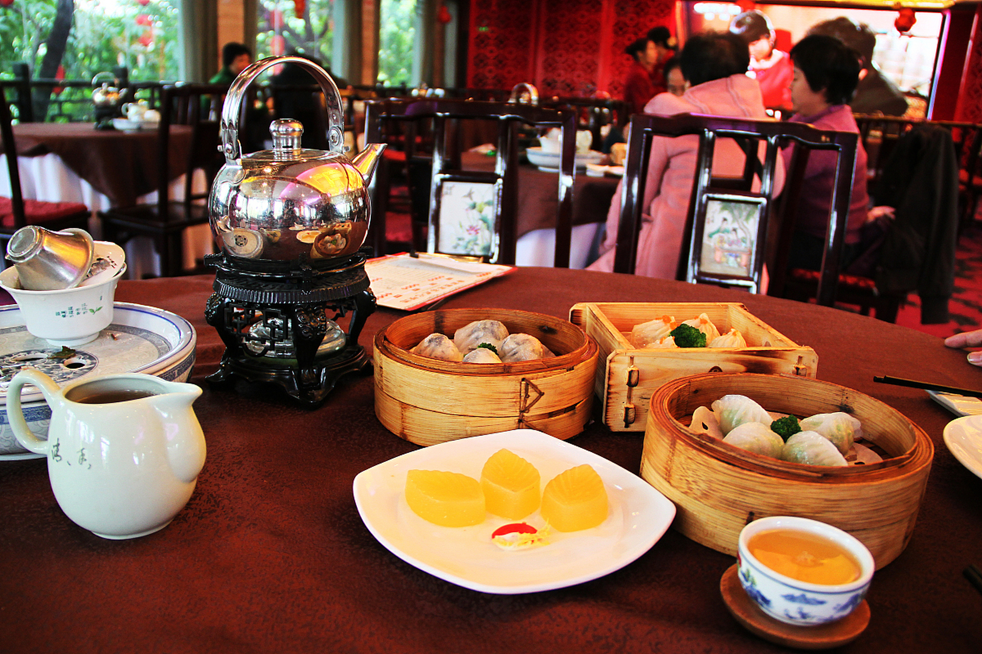 广州,作为中国南方的重要城市,以其独特的岭南文化和美食而闻名.