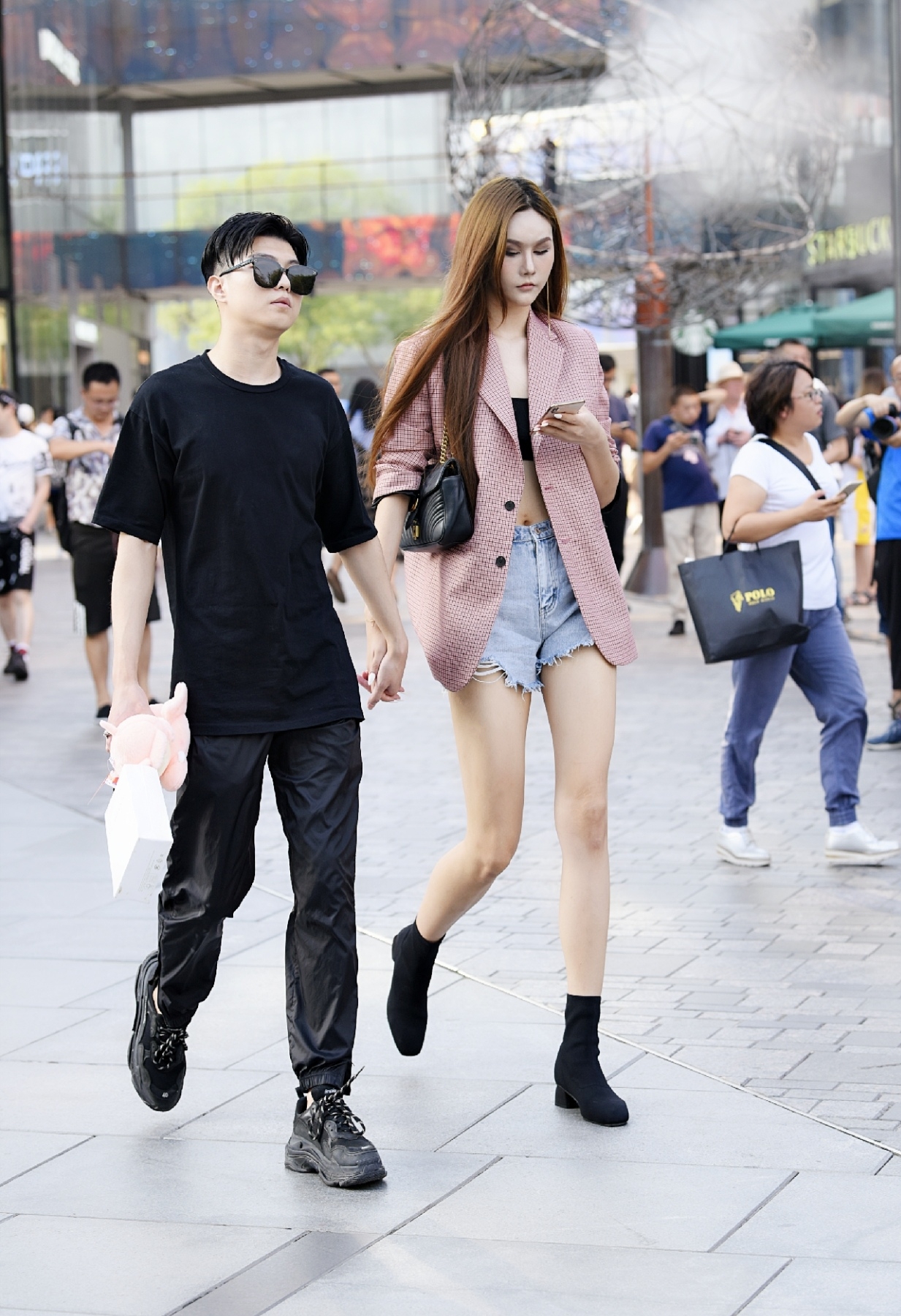 在时尚街区,看到这样一对对牵手逛街的小情侣,画面充满了幸福感