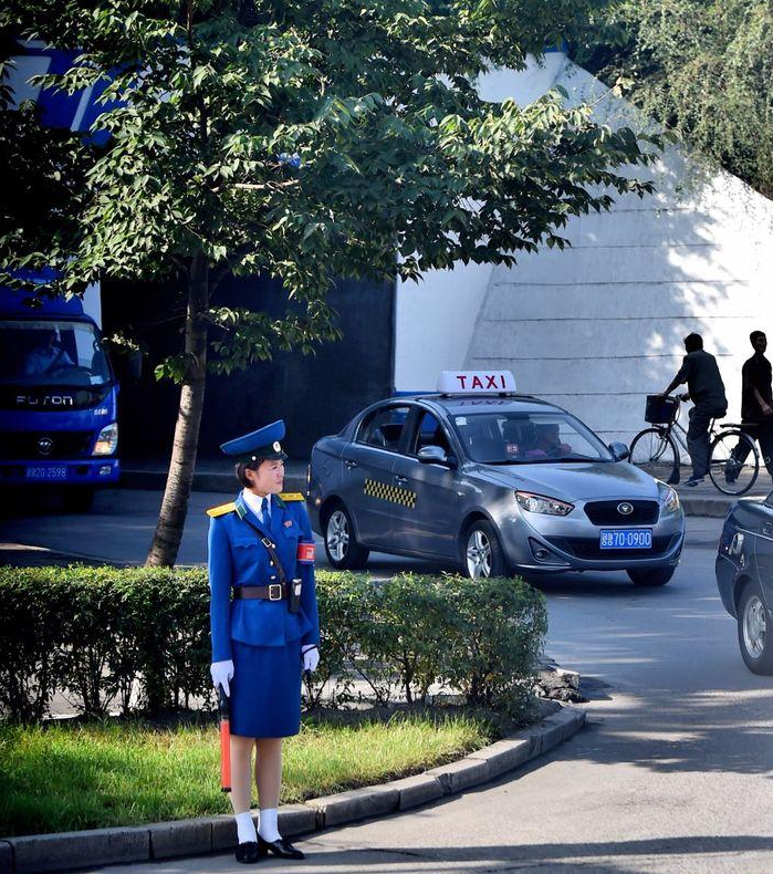 图为朝鲜平壤街头一名穿制服的女交警,身材和颜值俱佳.