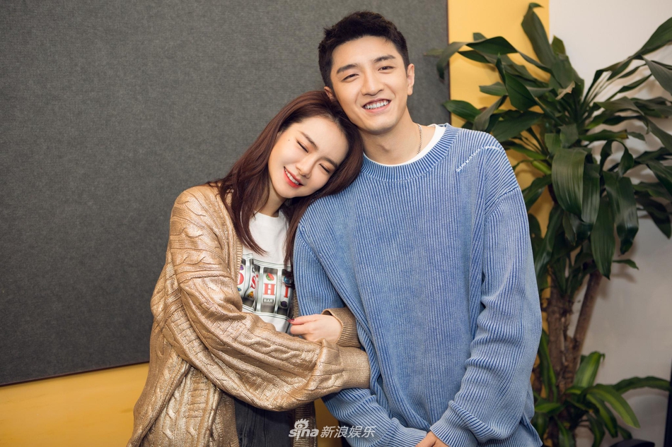 组图:金瀚撞脸哈士奇表情包 合影戚薇时偷偷踮脚尖