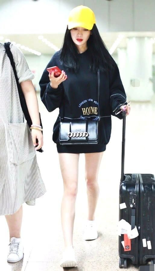 杨幂机场照"下半身消失"风,经历了各种风波,女神还是品味满满