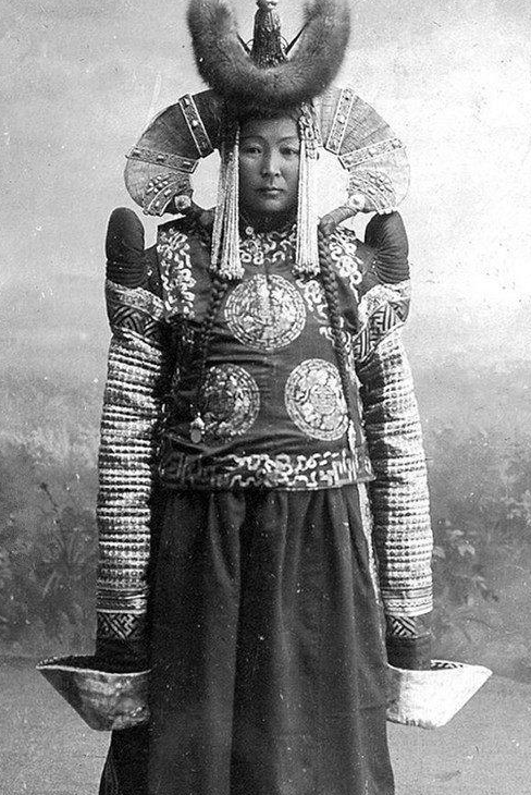 100年前蒙古公主老照片,个个画风清奇,别被电视剧骗了!