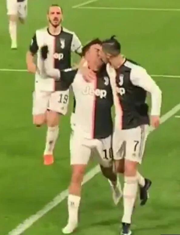 真亲上了?c罗迪巴拉疑似上演同性之吻