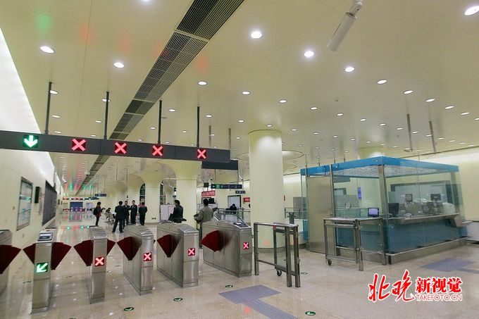 北京潘家园地铁闸口外有小贩发小广告 乘客望清理此类推销行为