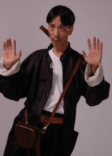 他因演汉奸太像被群众殴打,如今和自己的妻子专心做慈善