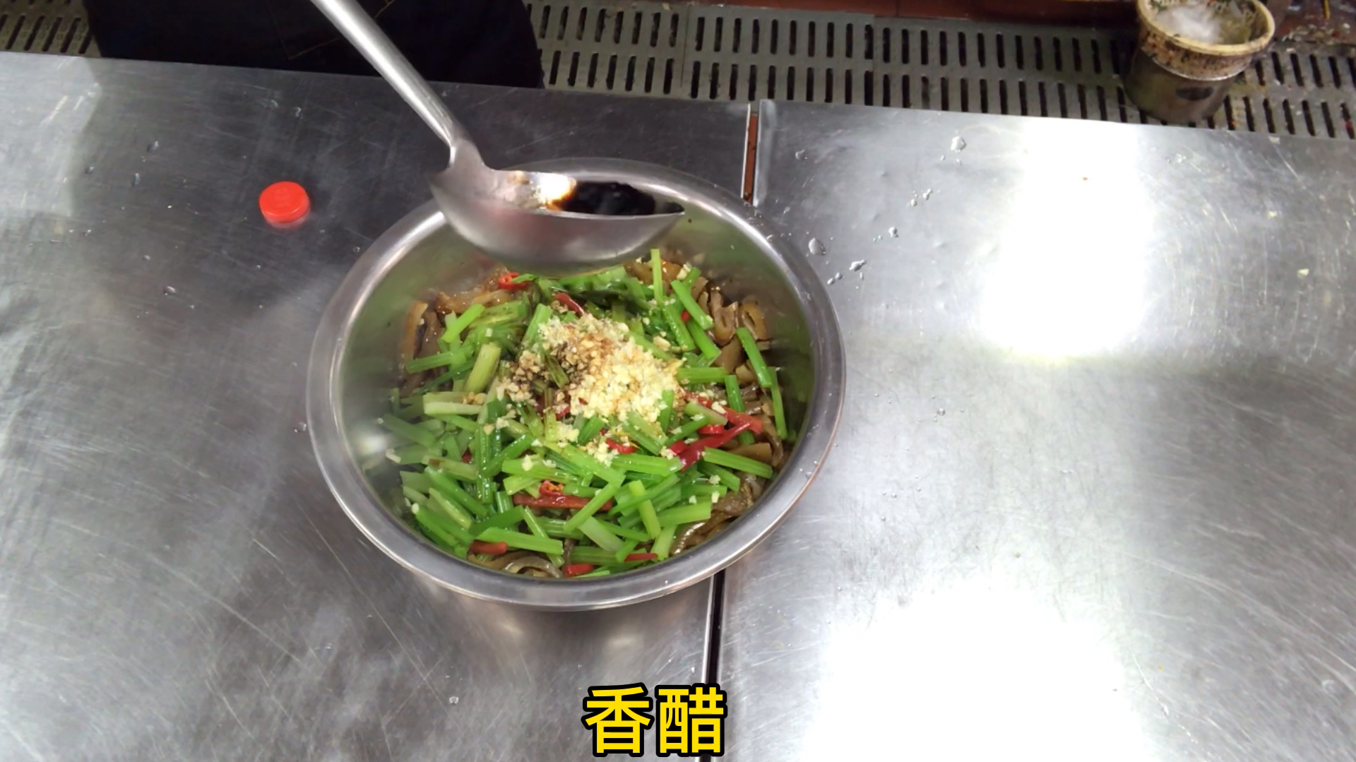 很多人不爱吃的猪皮,大厨做成“香芹拌猪皮”,味道还真不错