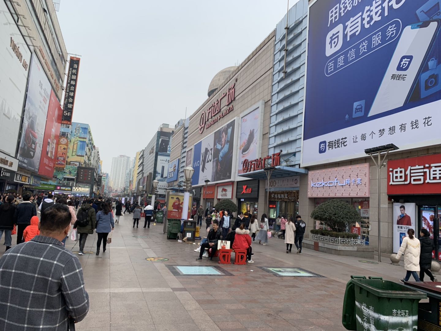 青岛旅游:台东商业步行街,备受年轻人的青睐,吃货的天堂