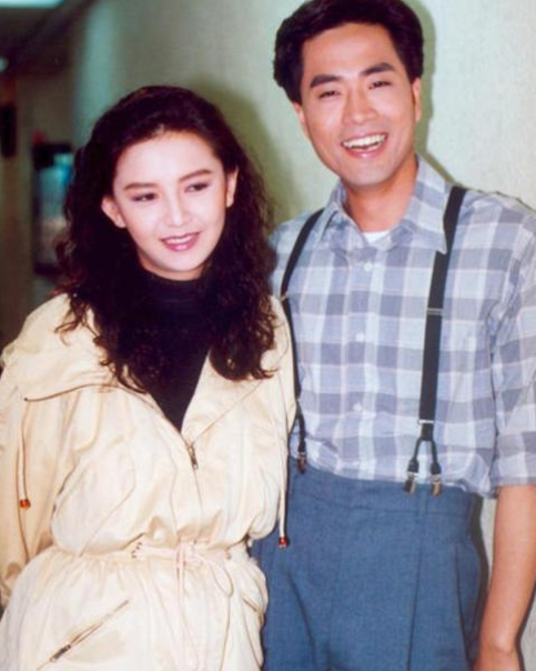 1989年,在拍《欢乐山城》时,陈庭威与曾华倩相恋,是在曾华倩在和