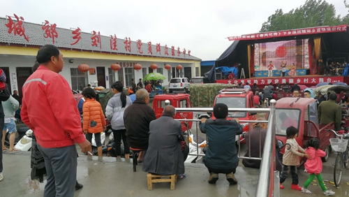 南阳市唐河县城郊乡启动送现代扶贫戏曲下乡首场演出仪式