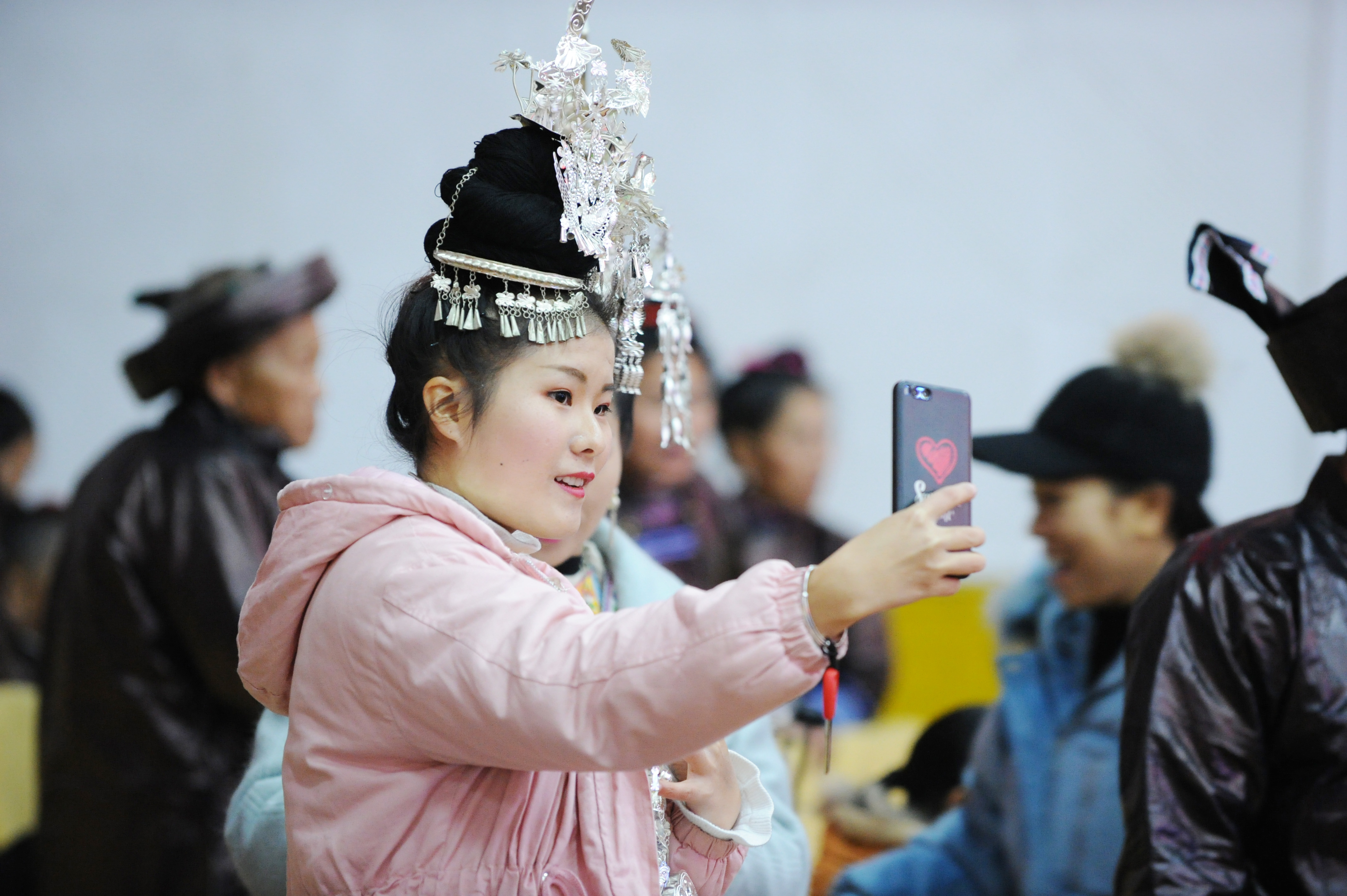 12月8日,在贵州省黎平县,参加侗族大歌比赛的小选手在候场.